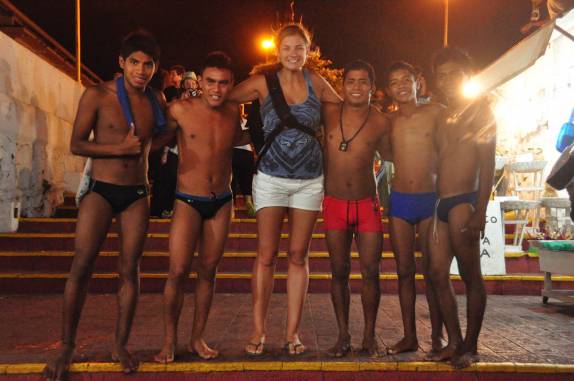 A Ana com os herois saltadores de La Quebrada, em Acapulco, no México